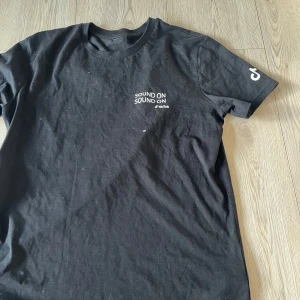 Svart t-shirt från TikTok - Säljer en svart t-shirt från TikTok med texten 'SOUND ON' tryckt på bröstet och TikTok-loggan på ärmen. Perfekt för dig som älskar sociala medier och vill ha en bekväm och stilren look. T-shirten är kortärmad och gjord i bomull.🩷🩷