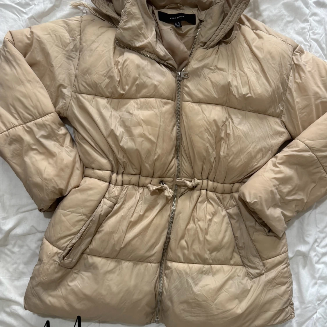 Beige pufferjacka med huva