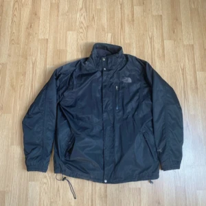 Svart The North Face Raintex Summit Series Jacka med Fleece - Säljer denna då den inte längre används. Höger framficka saknar dragkedja. Saknas luva. Pris går att diskuteras. 