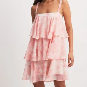 Rosa klänning med volanger - Söt rosa klänning med volanger från Nakd. Endast använd en gång och är i väldigt fint skick.