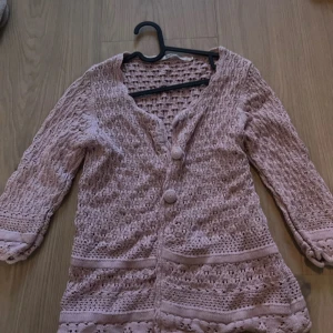 Rosa spetskofta med knappar - Säljer en söt rosa spetskofta med trekvartsärmar och stora knappar framtill. Perfekt för lager-på-lager och ger en romantisk touch till din outfit. fråga för mera bilder❤️