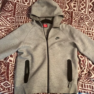 Nike tech grå - Säljer min nike techh i storlek M, väldigt bra skick, använt ett par gånger bara, kan gå ner i pris vid snabbköp