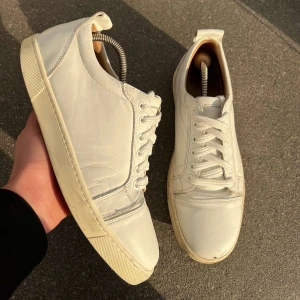 Christian Louboutin  - Säljer dessa snygga loubsen i storlek 42 skick 7/10. Skriv gärna vid frågor och annat📩