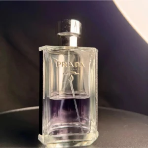 Prada l’homme Sampels  - •	Pris: 36 kr per milliliter (1 ml = ca 10 sprays) 	•	OBS: Priset gäller per milliliter, inte för hela flaskan 	•	Fast pris, men vid större beställningar kan vi diskutera mängdrabatt 	•	Alla samples tappas noggrant och hygieniskt i sterila sprayflaskor