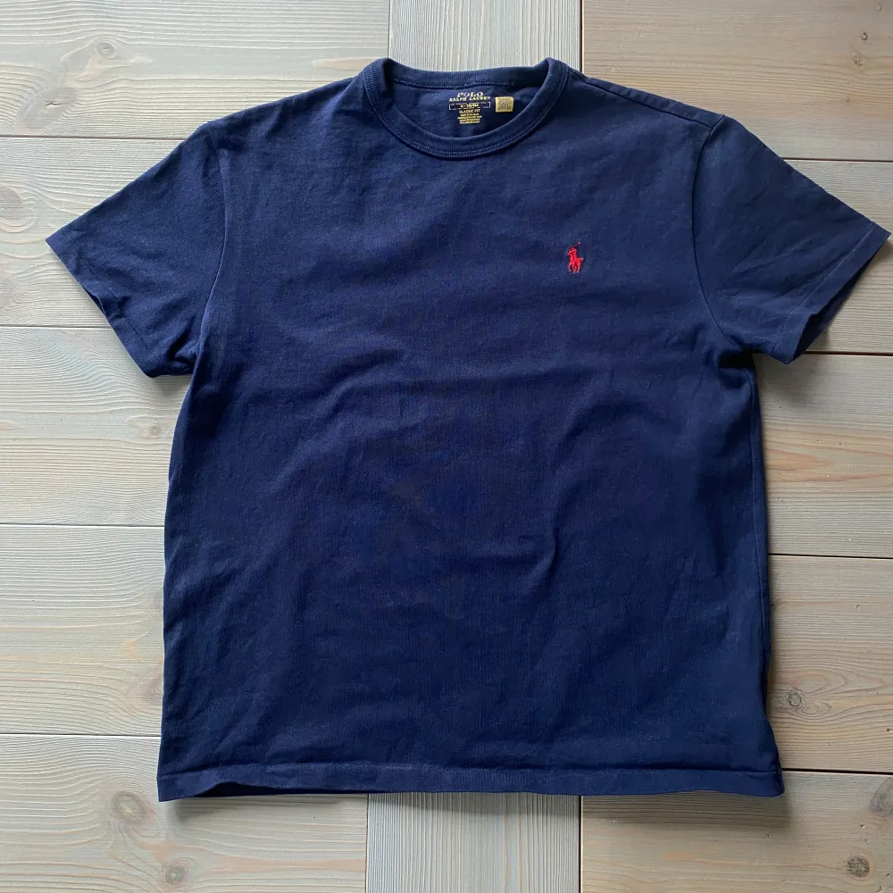 Marinblå Ralph Lauren T-shirt i strl M. Jättebra skick och bra i storleken, inga defekter hör av er vid frågor och funderingar!. T-paidat.