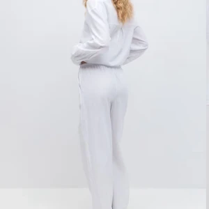 Vita linnebyxor från Gina Tricot - Säljer ett par vita linnebyxor från Gina Tricot. Byxorna har en avslappnad passform med elastisk midja och knytband för extra komfort. Perfekta för en stilren och bekväm look. Orginal pris 400kr och knappt använd