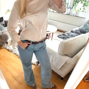 Vit blus - Vit siden blus från Gina. Knyten i ärmarna