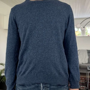 Oscar Jacobsson tröja  - Säljer en stickad crewneck tröja från Oskar Jacobsson i storlek M. Använd men i väldigt bra skick! Hör av dig vid mer funderingar 