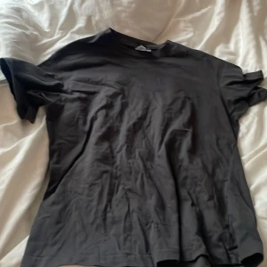 Svart t-shirt från H&M Divided - Säljer en klassisk svart t-shirt från H&M Divided. Den har en enkel design med korta ärmar och rund hals. Perfekt för en avslappnad stil. 🖤