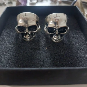 Silverfärgade dödskalleringar - Två coola silverfärgade ringar med dödskallemotiv. Passar både till vardag och speciella tillfällen.💀