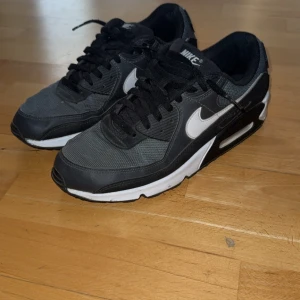Air Max 90 - Säljer mina airmax 90 som är storlek 46 och i mycket bra skick. Bara skriva vid intresse.