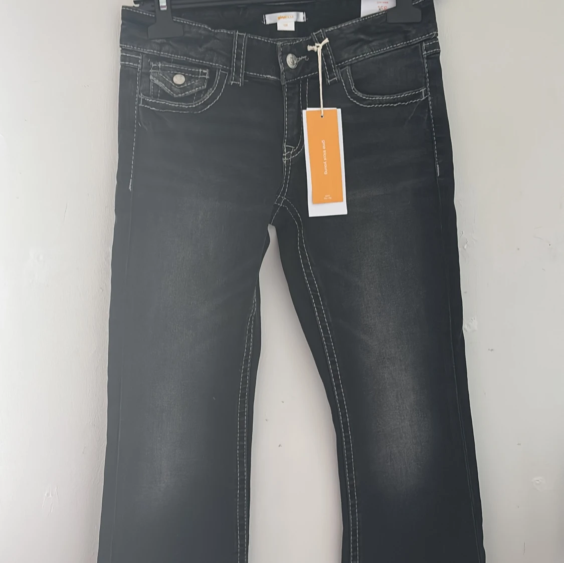 Grå jeans från Gina tricot young  - 1