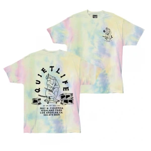 Tie-dye t-shirt från Quiet Life - Säljer en cool tie-dye t-shirt från Quiet Life med ett unikt tryck av en figur på skateboard. T-shirten har en pastellfärgad design i blått, rosa och gult. Perfekt för en avslappnad stil!