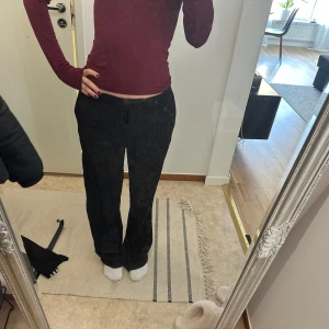 Kostymbyxor  - Säljer ett par svarta kostymbyxor från H&M🩷Byxorna har en rak passform och är i storlek 36🫶🏼