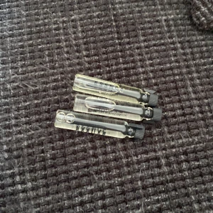 Parfymprover Eau de Parfum - Säljer tre olika parfymprover . Innehåller dofterna Signature Vang, Irresistible Enigma och Jardin de Flora. Perfekt för att testa nya dofter utan att köpa full storlek.