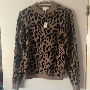 Beige leopardmönstrad tröja från Object - Säljer en snygg beige tröja med leopardmönster från Object. Tröjan har långa ärmar och en rund halsringning. Perfekt för att ge din outfit en trendig touch 🐆Tröjan har bara testats på😇