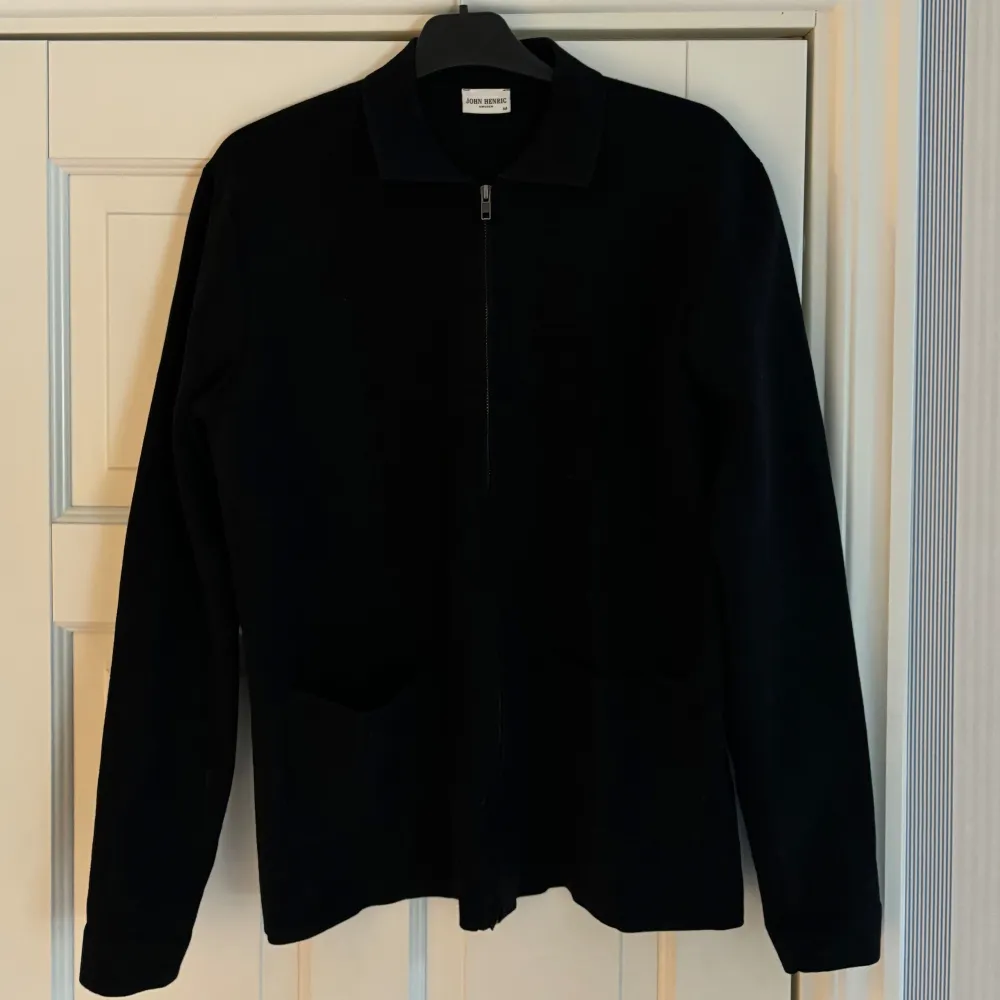 Svart finstickad cardigan från John Henric i toppen skick och storlek m säljes. Tveka inte vid minsta fråga eller fundering och pris ej hugget i sten😇. Neuleet.