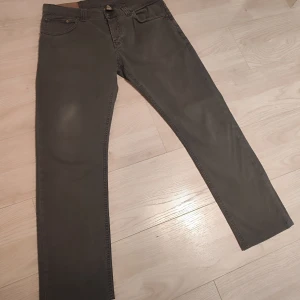 Dondup jeans  - Snygga grå jeans från dondup med raka ben och klassisk femficksdesign. Byxorna har en knapp gylf samt bälteshällor. Perfekta för en stilren look.