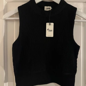 Svart ribbad linnetopp från Beymen Club - Svart ribbad linnetopp från Beymen Club. Toppen har aldrig används, därav ny med etiketter på. Toppen är i storlek S, men liten i storlek. 