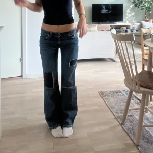 Lågmidjade bootcut jeans  - Så coola och unika lågmidjade bootcut jeans från Levis, med coola detaljer. Midjemått 36cm, innerbenslängd 78 cm. Köp via köp nu ❤️