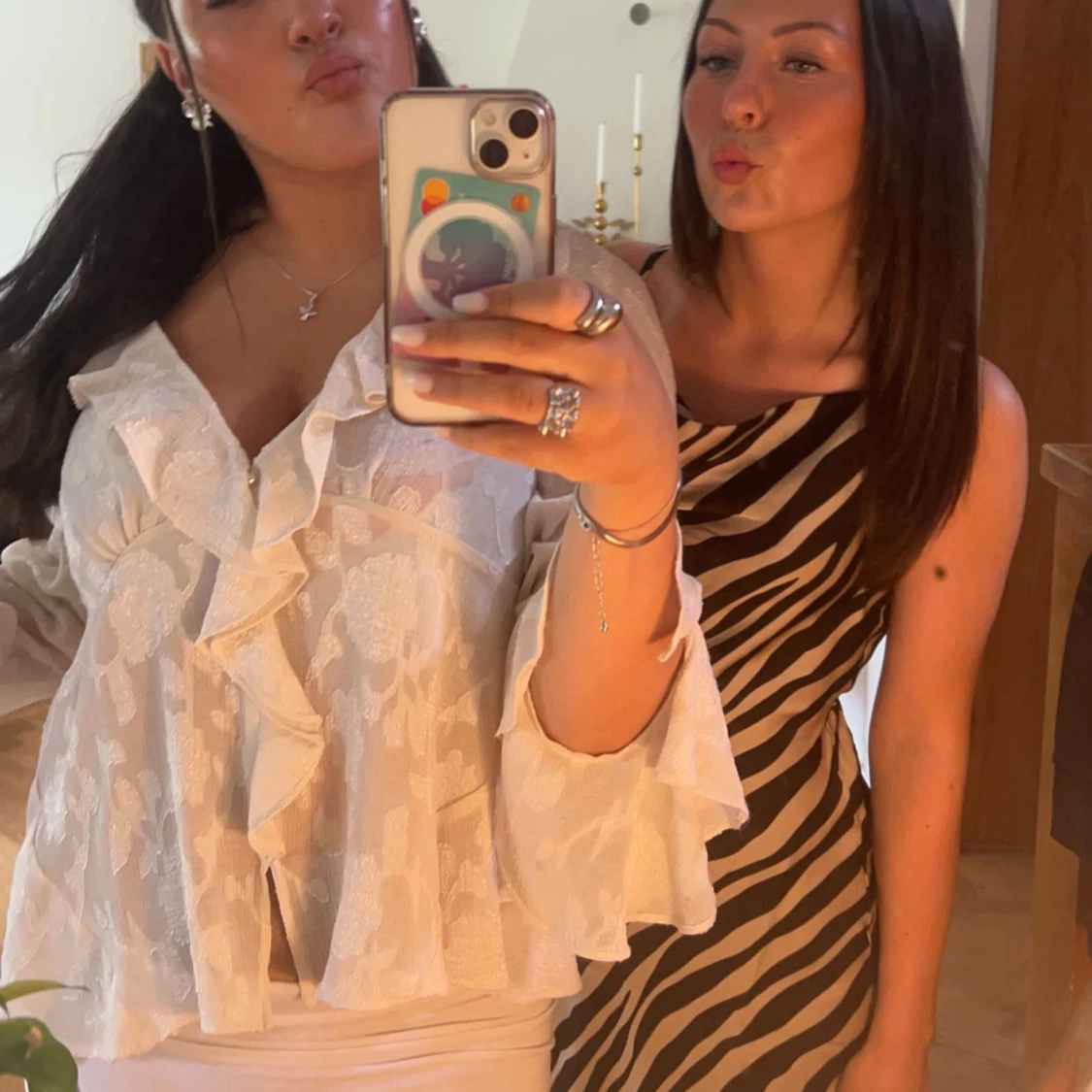 Vit blus med volanger