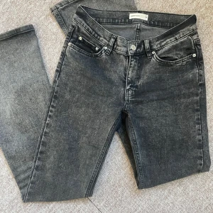 Grå/Svarta lågmidjade Jeans från Gina Tricot - Jättesnygga lågmidjade boocut jeans från Gina Tricot i stolle 34!!😍😍 Passar mig som brukar ha 34/36❣️ Väl använda men i fint skick. Finns inte direkt nått synligt tecken på användning.💕 