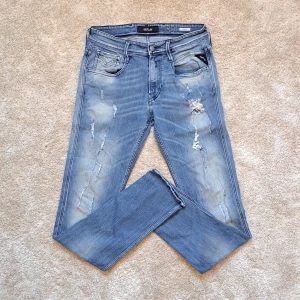 Replay anbass jeans med slitningar - w30, l34 - Hej säljer ett par replay jeans I modellen anbass. Dom har unika snygga slitningar. Stl w30, l34. Riktigt coola och snygga! Skick: 8,5/10. Mycket bra! Hör av om du har frågor. Mvh Galgen 🤗