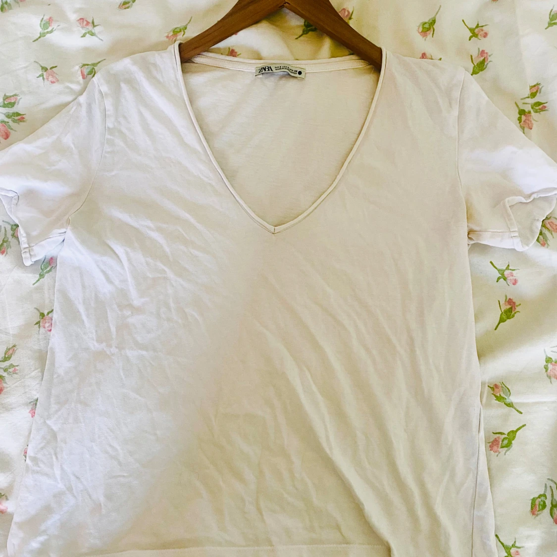 Vit v-ringad t-shirt från Zara