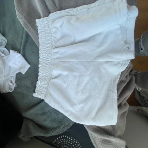 Mjukis shorts  - Två par mjukis shorts . Vita och beige. En för 20 båda för 30