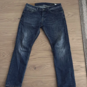 Dondup George  - Tja, säljer mina dondup George, dessa jeans är i topp kvalité och har använts ca 3 gånger. Har du fler frågor om jeansen, storlek osv så tveka ej att skriva privat. OBS! Tar emot byten. 