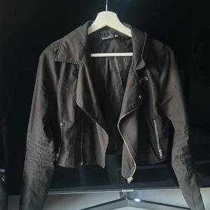 Svart croppad jacka från Boohoo - Jättefin jacka, men har ingen användning för den längre. Den har en fläck på baksidan tror det går bort efter en tvätting men har inte vågat tvätta den för att den är i mocka🙈