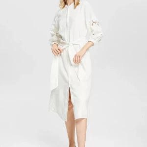 Esprit Linen Dress Off White - Perfekt Vår och Sommar klänning, den har fickor också😍  Köpt från Esprit för något år sedan men aldrig använd bara på provad, den har endast hängt i garderoben. Tänkte sy om den men det projektet blev aldrig av. Den är som helt ny.   Original pris 1599 SEK   Nu med 40% avdraget för 959 SEK