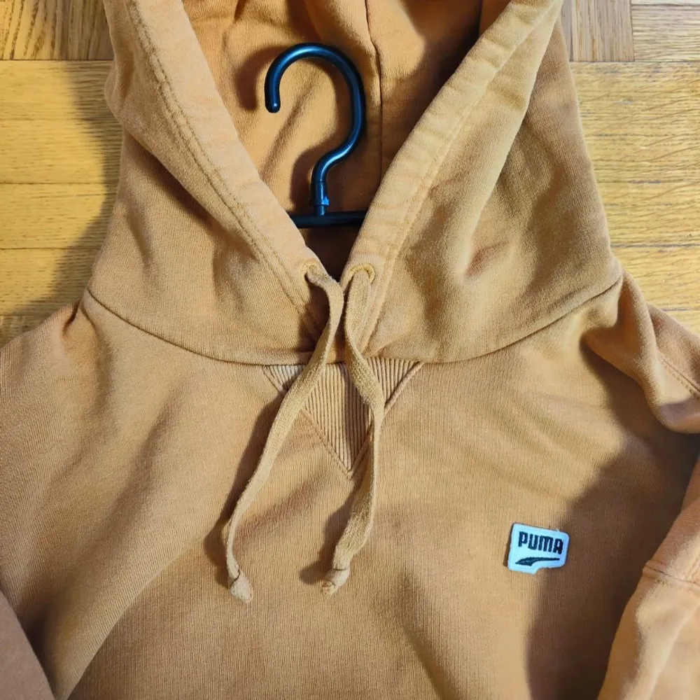 Brun puma hoodie till salu, Hoodien är i bra skick inga skador/slitage eller liknade, Storlek M, Hör av er för mer info/bilder eller funderingar. PRIS KAN DISKUTERAS!. Hupparit & Collegepaidat.