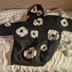 Svart och vit hoodie från Denim Tears - Säljer en cool svart hoodie från Denim Tears. Säljer pga att den är lite stor för mig. Inga defekter och kan tänka mig att gå ner i pris vid snabb affär. vid frågor är det bara att skicka.