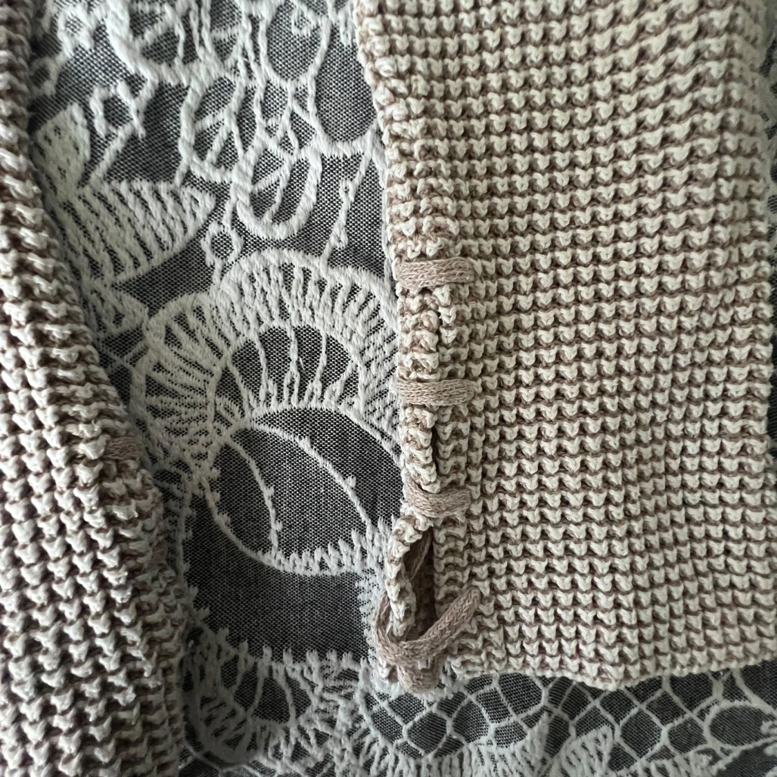 Beige stickad tröja med snörning - 4