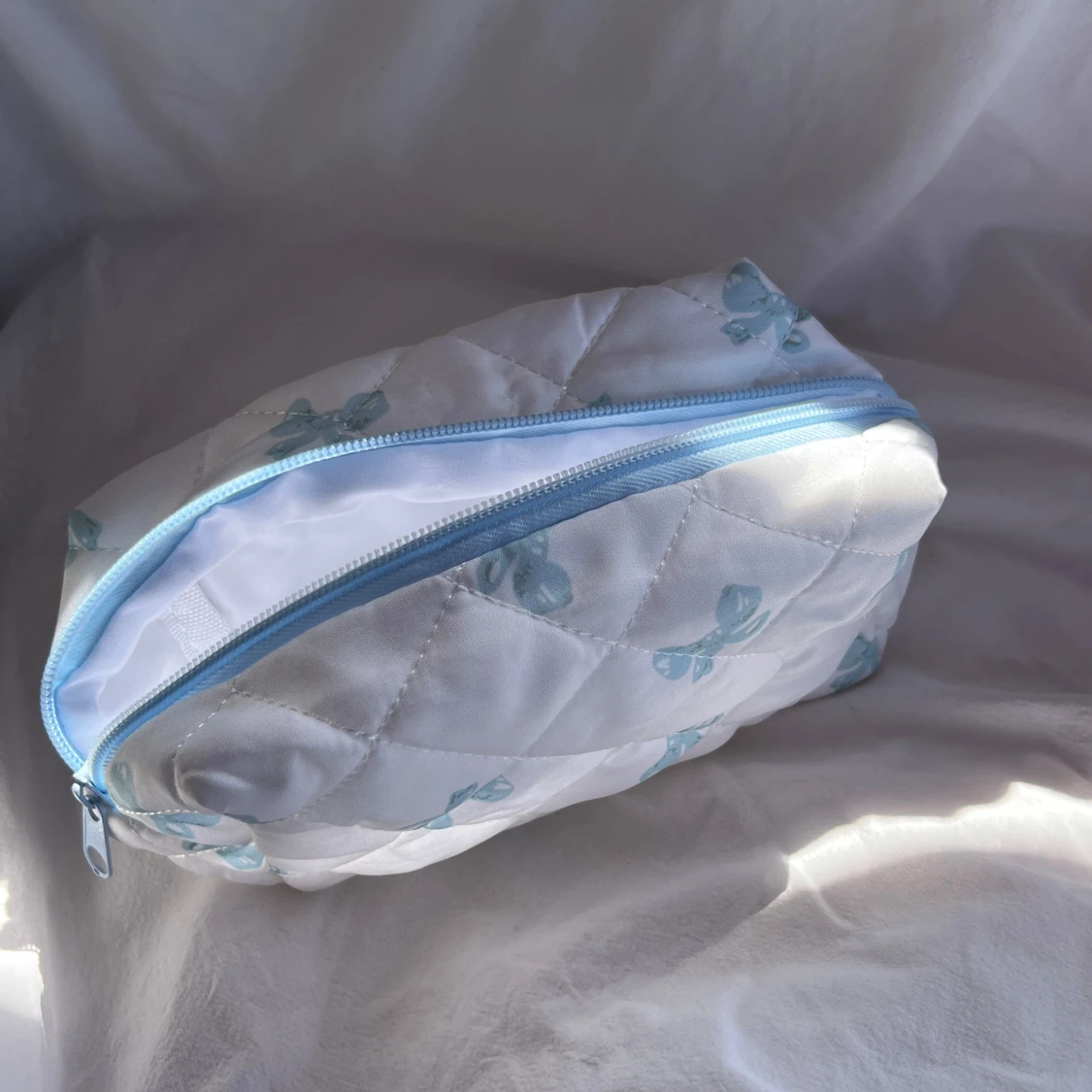 Quiltad vit necessär med blå rosetter - 2