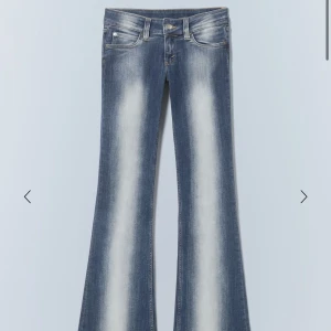Cheap monday jeans - Supersnygga jeans från cheep monday, som jag säljer då det inte längre kommer till användning ❣️Det är lite slitna där nere men inget man tänker på, postar samma dag man köper det,Tryck gärna på ”köp nu”❣️