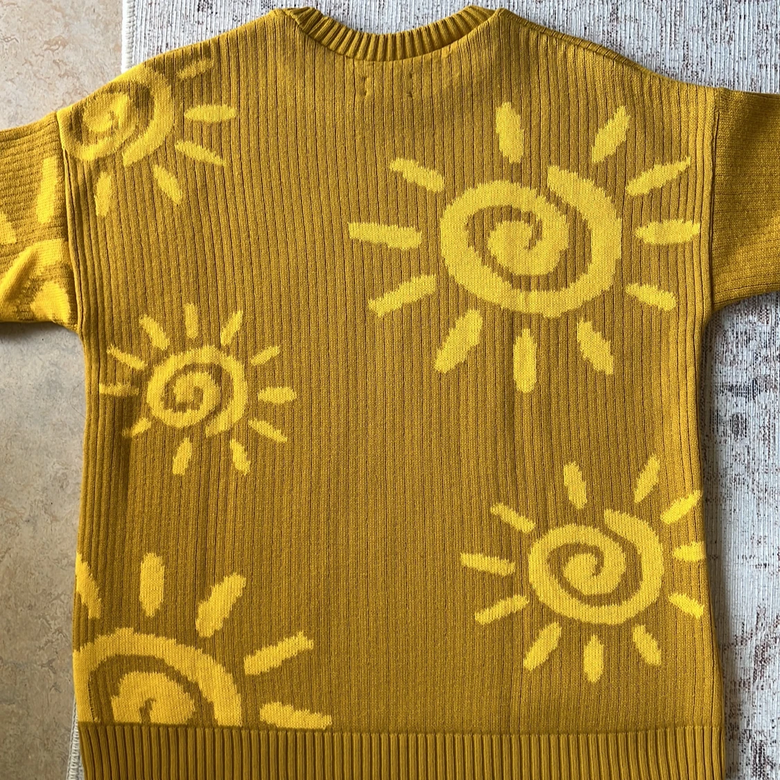 Gul stickad tröja med solmönster ASOS - 1