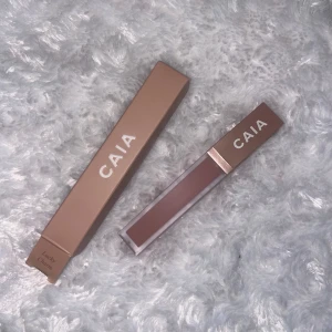 CAIA liquid lipstick - Lucky Charm - Caia liquid lipstick i färgen Lucky Charm. Är en superfin nude rosa färg. Nytt och oanvänt. Endast öppnad förpackning för att ta bild till annonsen. Slutsåld på hemsidan. 🌸💕