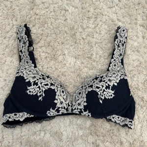 Intimissmi BH - Säljer min Intimissmi BH då den tyvärr blivit förliten 💗 storleken är 70B och modellen är push upp färgen är marinblå med vita broderade detaljer det finns ett spänne med många olika nivåer av tighthet beroende på kroppsform 💗köparen står för frakten 