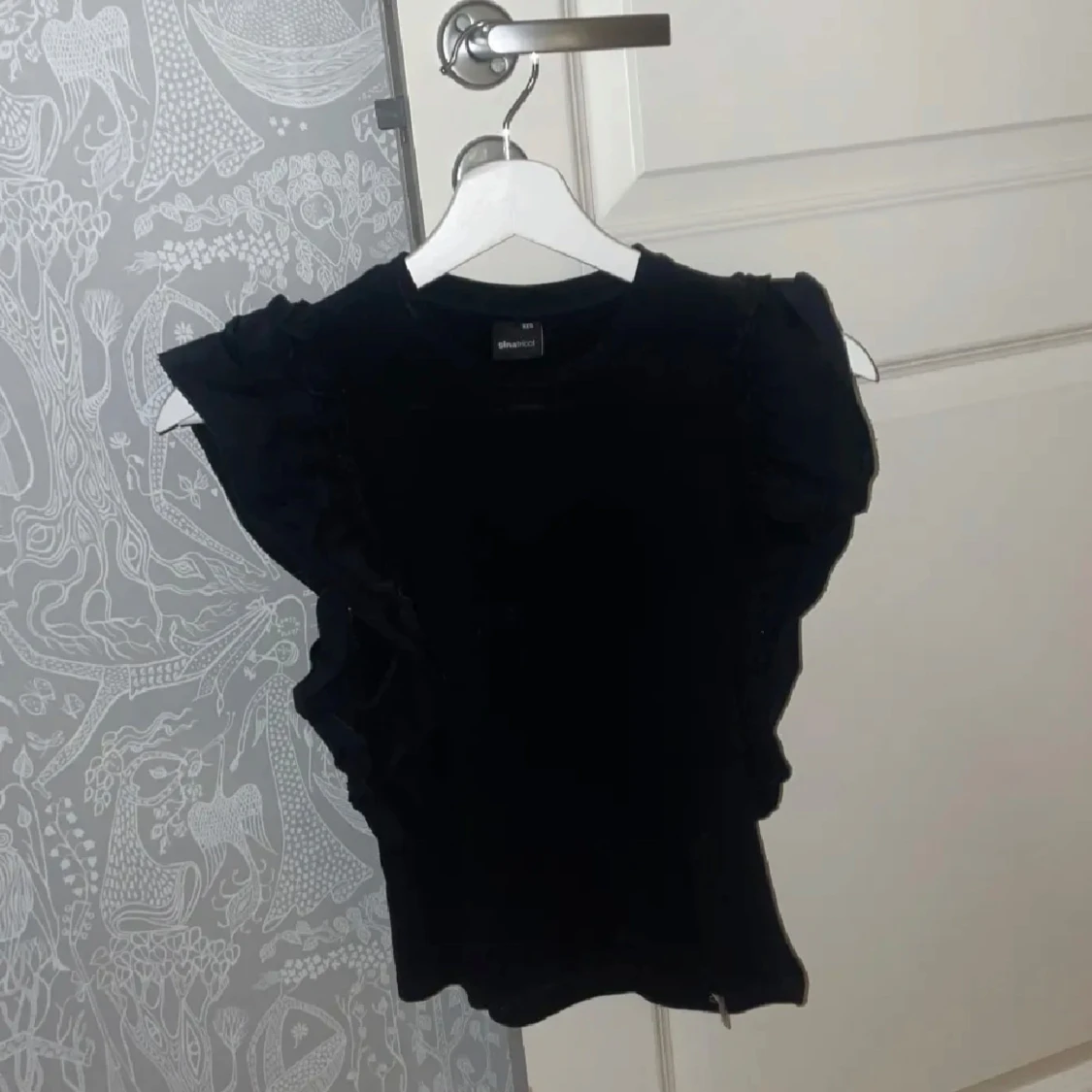 Svart volangtopp från Gina Tricot