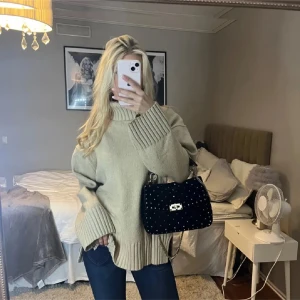 Stickad polotröja  - Polotröja. Lite nopprig men inget man tänker på. Som man ser på sista bilden 