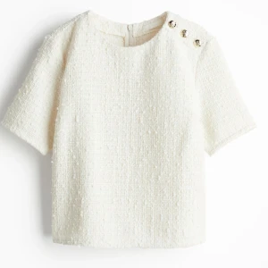 Vit bouclé blus med guldknappar - Säljer denna slutsålda fina tröjan med lyxig old money vibe! Inte använd mer än 5 gånger och den är i toppskick! Från H&M köpt i september förra året.