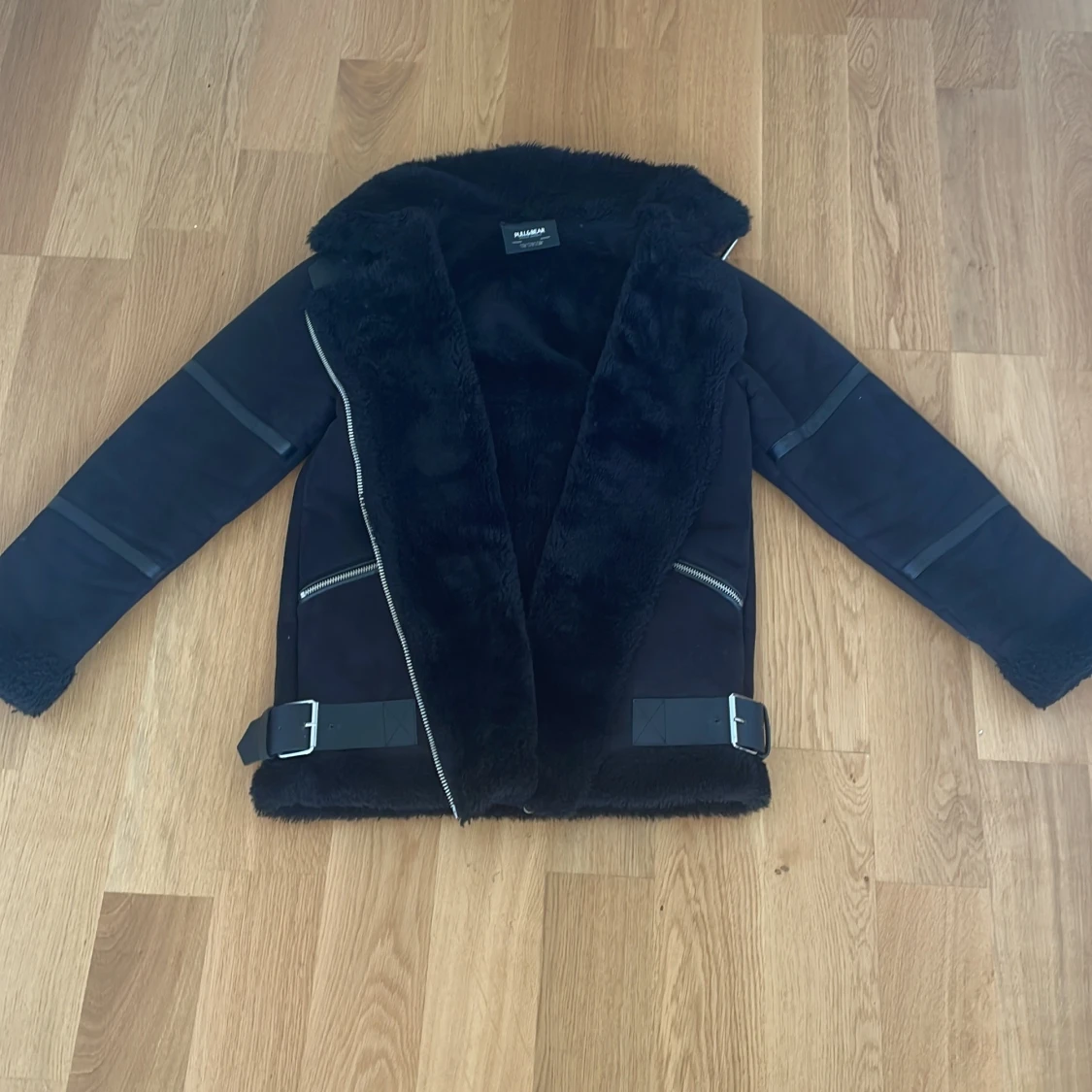 Svart pälsjacka från Pull&Bear