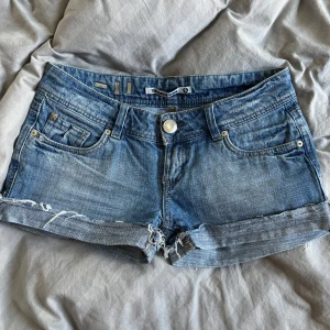 Lågmidjade jeansshorts  - Snygga blå jeansshorts, lågmidjade, från Terranova. I superfint skick. Storlek S men skulle säga att de passar en XS bättre!             Midjemått: 37 cm Innerbenslängd: 16 cm