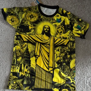 Brazil Jesus special edition kit  - Unikt kit från Nike med Brasilien och Jesus tema. Tillverkad i lätt Dri-FIT polyester som andas. Storlek M. Helt ny med prislapp 