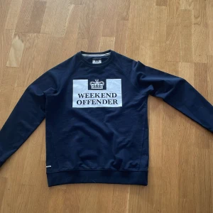 Mörkblå sweatshirt från Weekend Offender - Mörkblå sweatshirt från Weekend Offender 13-15 år