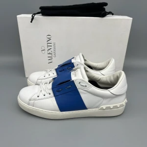 Valentino Open Ljusblå | 40 - • Skorna är sparsamt använda och i mycket fint skick  • Storlek: 40 (PASSAR 40.5-41)  • Färg: Ljusblå  • Nypris i butik: ~7000SEK  • Låda & dustbag medföljer 