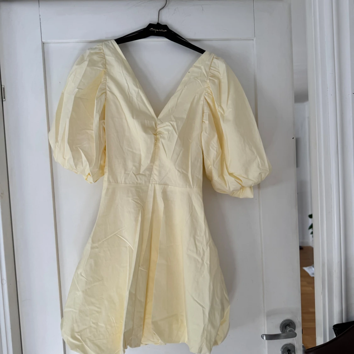 Ljusgul kort puffärmad klänning med rosett - 3