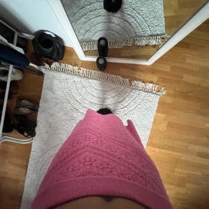 Rosa stickad långkjol med spetsmönster - Säljer en superfin rosa stickad långkjol med spetsmönster och bred resår i midjan. 